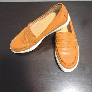 Beautiful G.H. Bass & Co. Caramel Leather Slip-On Women's Loafer Shoes. Size 7.5